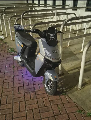 Scooter elétrica muito nova com alguns meses de uso cor cinza pneus novos amortecedores