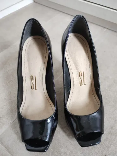 Peep toe de salto alto feminino - tamanho 34 - seminovo - Santa Lolla