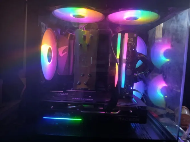 PC gamer Ryzen 7 5700x, RX 9060XT 16GB