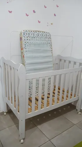 BERÇO, BANHEIRA,CADEIRA DE ALIMENTAÇÃO  R$ 150.00 cada.