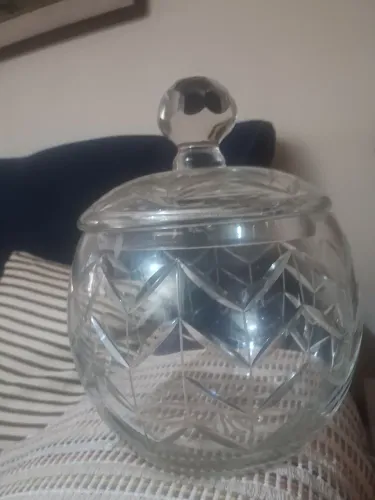 CRISTALEIRA DE CRISTAL,COM TAMPA Muito linda.