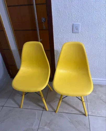 2 cadeira amarelas