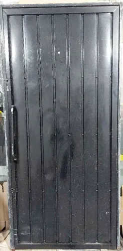 Porta de ferro com batente - Altura 1.84 por 0.87 largura
