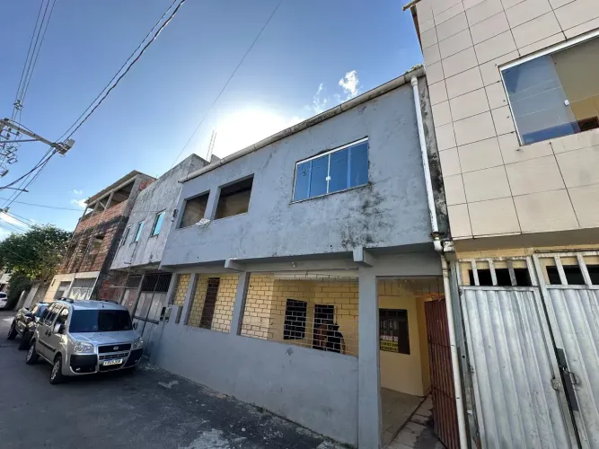 JAGUARIPE/CAJAZEIRAS, 2 CASAS, (TÉRREA COM 2 COZ E 3 QTOS, 1º ANDAR C/ 2 SUÍTES,) + 2 KITN