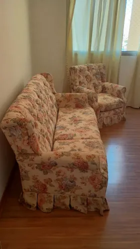 Sofá 3 lugares e uma poltrona em ótimo estado.