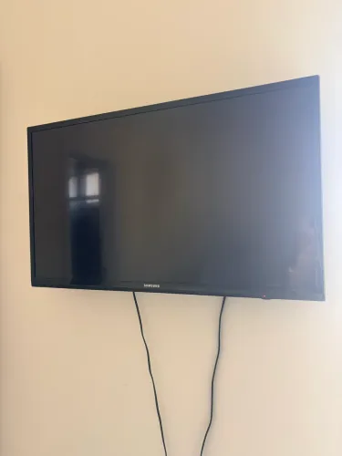 TV Samsung com Suporte de Parede - Excelente Estado