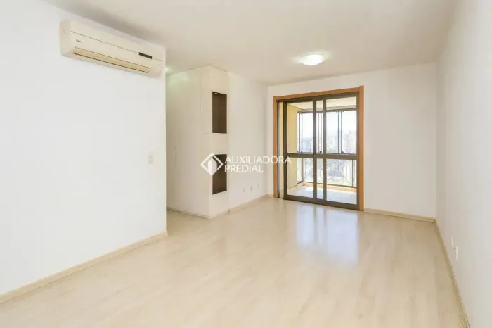 Apartamento de 3 dormitórios e 2 vagas de garagem, à venda no bairro Passo da Areia