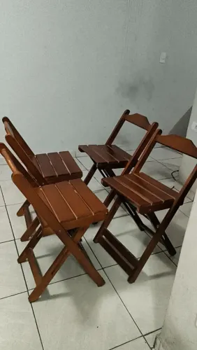 4 cadeiras de madeira