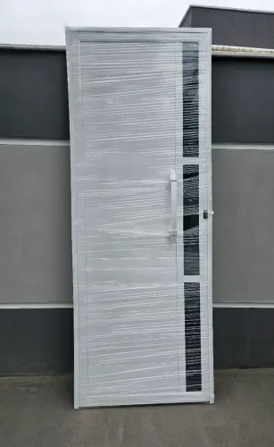 Porta de Alumínio Branca 210 X 80 Cm com Vidros Fumê lacrada puxador