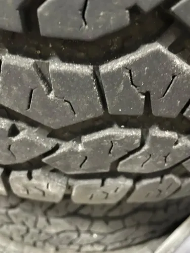 Pneu goodyear wragler ASFALTO /TERRA 4 Medidas 245/70 R16 Aceito proposta ou troca de alg