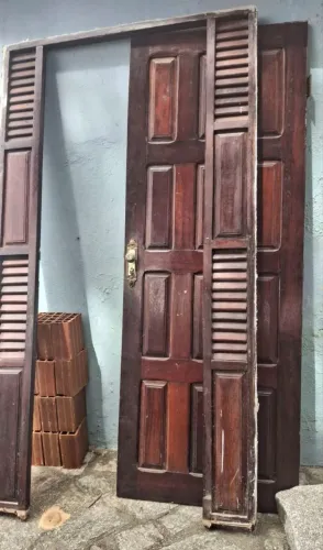 Porta de madeira maciça