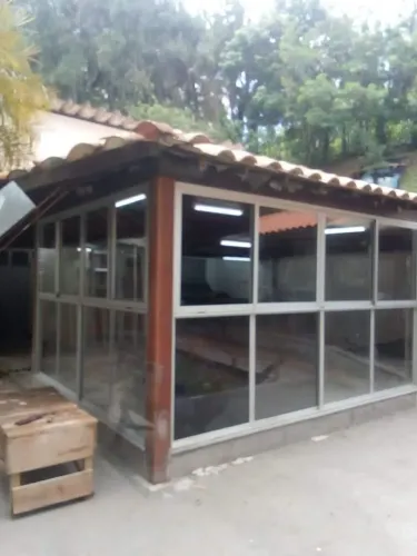 Serviços de :"Esquadria de alumínio e vidro"