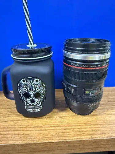 Lote 2 canecas - caneca térmica em forma de lente e caveira