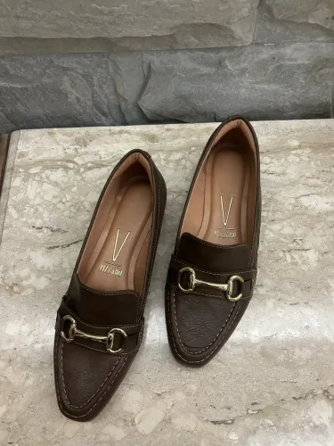 mocassim vizzano detalhe metálico marrom