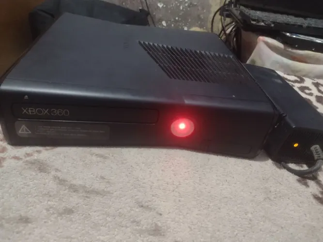 Vendo Xbox com luz vermelha