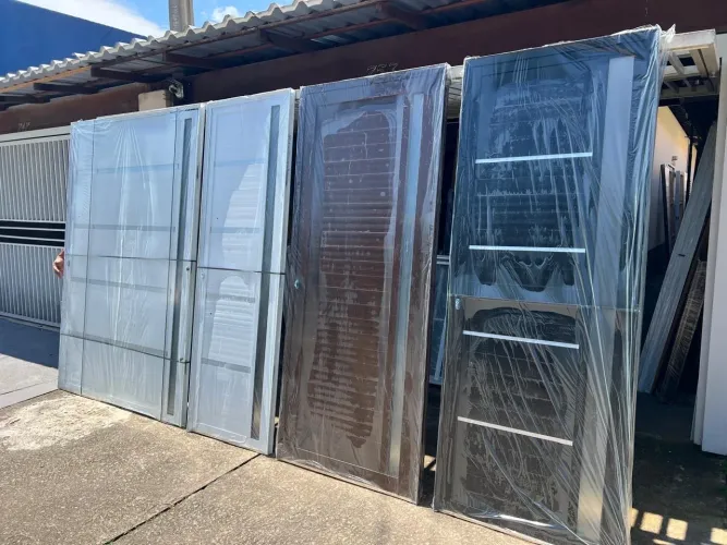PORTA DE ALUMINIO LAMBRIL OU PIVOTANTE - A PARTIR DE R$ 1.005,00