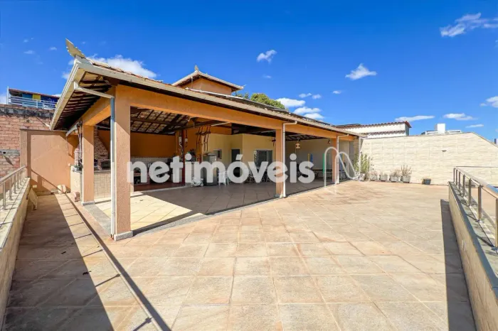 Encantadora Casa à Venda: Perfeita para Moradia e Área Comercial no Mesmo Imóvel