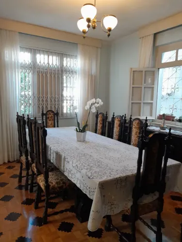 Conjunto Sala de Jantar em estilo colonial.