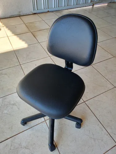 Vendo cadeiras, bebedouro, mesa e tudo para escritório.