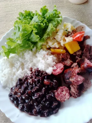 Sou doméstica e cozinheira tenho refercia