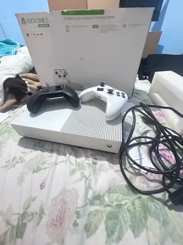 Xbox One S All-Digital 1 TB, com 2 controles, fonte/cabos e a caixa original