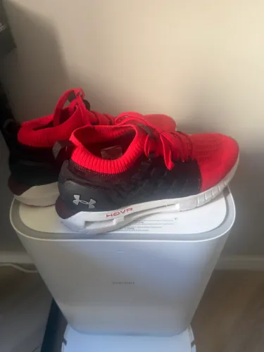 Tênis 2 Under Armour 1 branco e 1 preto com vermelho