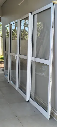 Porta Alumínio GRANDE 4,39x2,17 (Excelente Estado)