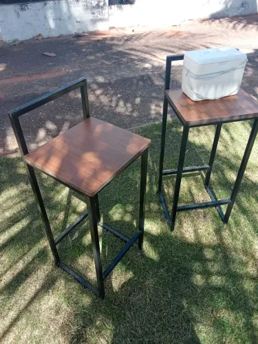 Par de banquetas com base de metalon
