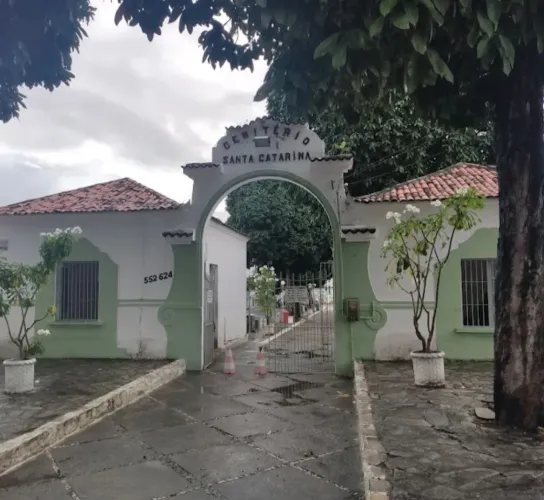 TÚMULO NO CEMITÉRIO SANTA CATARINA 