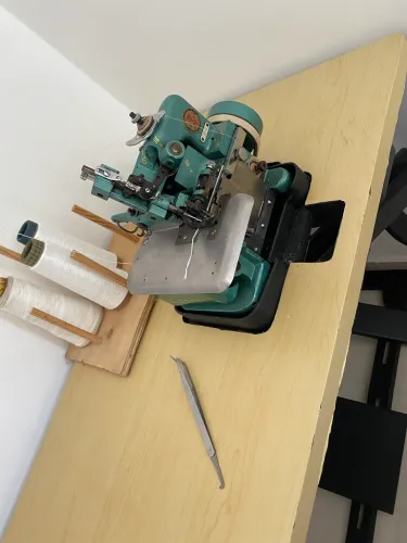 Máquina Overlock Chinesinha à Venda ?