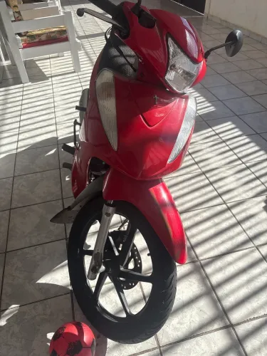 Vendo uma Biz 125 vermelha quitada 
