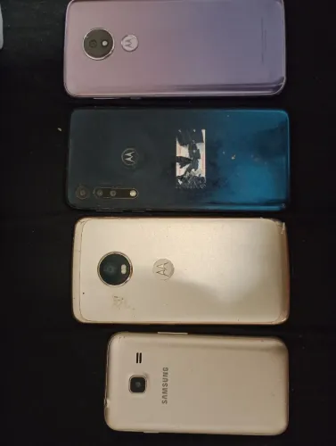 Lote com 4 celulares Motorola e Samsung para conserto ou retirada de peças