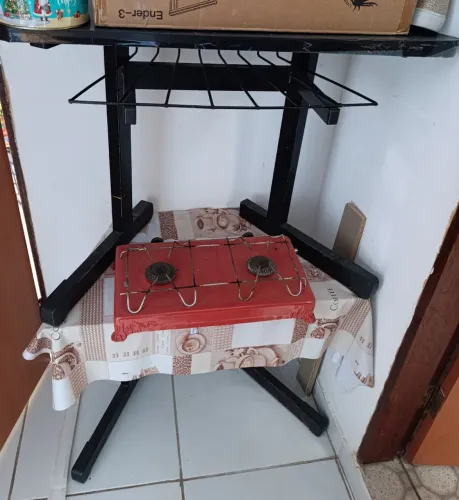 Vendo mesa escolar e fogão de mesa
