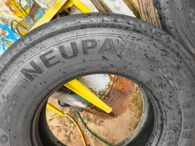 Pneus ressolado 295-80 R22,5