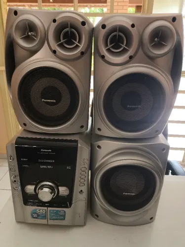 Som Panasonic 540w RMS com subwofer uma saída queimada liguei errado