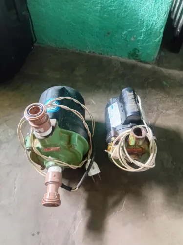 Bombas d'água 1 seminova so foi usada uma vez e 1 já usada mais em perfeito estado