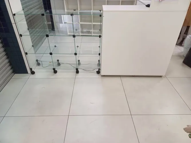 Móveis para loja completos:   Balcão caixa e balcão atendimento, vitrine e estante colmeia