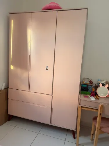 Vendo guarda roupa rosê, ótima qualidade ideal para meninas 