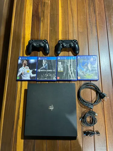 PS4 Pro 1TB completo - 2 controles e 4 jogos