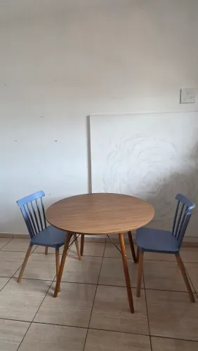Mesa com duas cadeiras