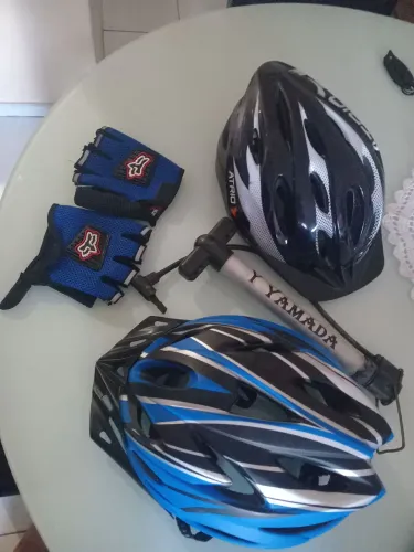 2 capacetes bike ,1 pae de luvas ,1 válvula de encher.