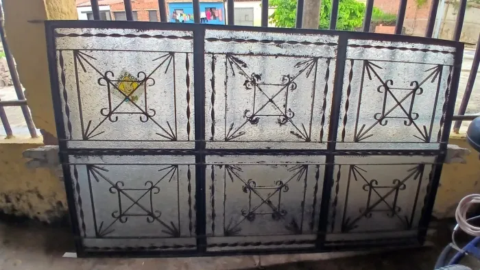 Porta e janela de ferro com vidro