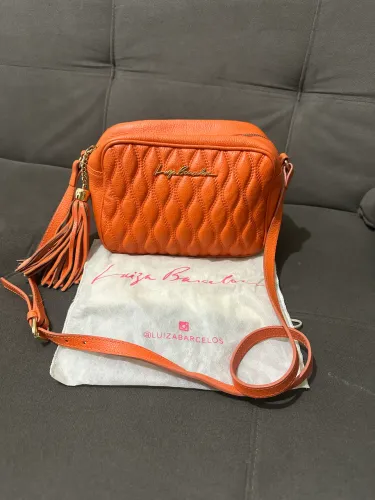 Bolsa toda em couro, alça regulavel ,linda Luiza Barcelos cor laranja