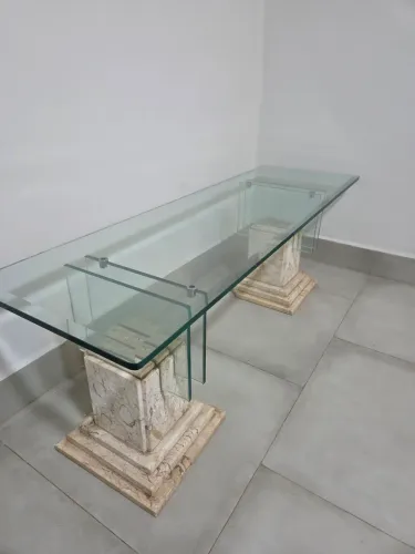 Mesa de Centro com Tampo de Vidro e Base em Pedra Natural