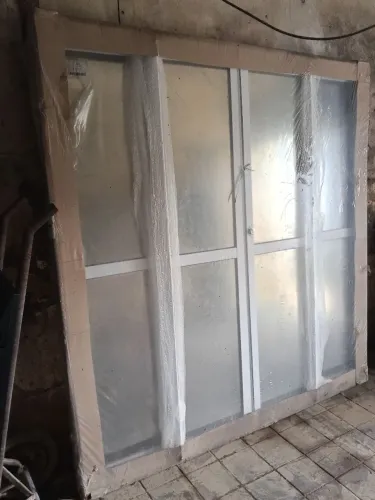 Porta de alumínio branca com vidro fumê