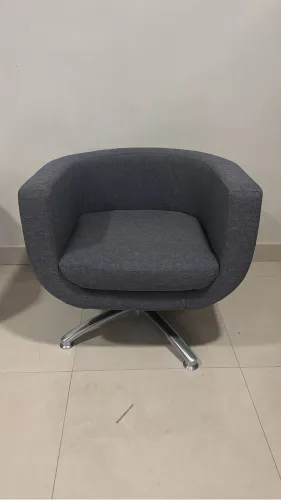 Poltrona giratória cinza