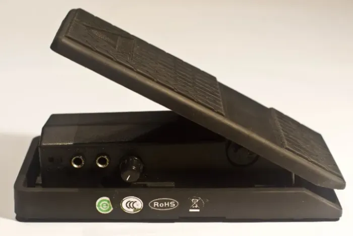 pedal volume behringer FCV100 praticamente novo