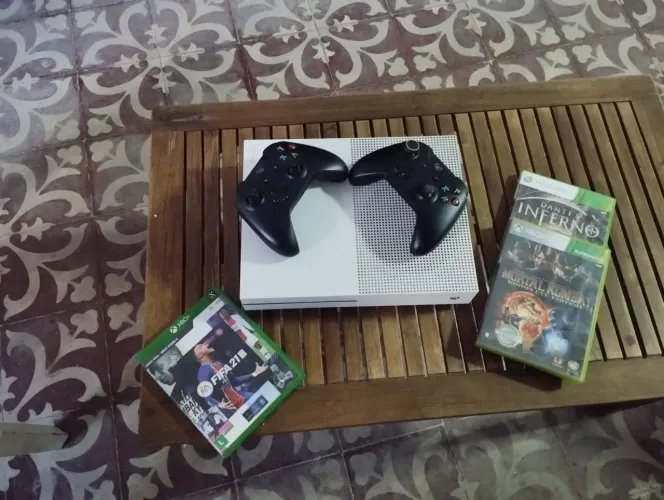 Xbox One S 1tb + 3 jogos + 2 controles originais