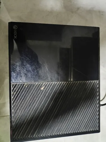 Vendo vídeo game Xbox one fat duas manetes acompanha jogos . Zap * Gil 900 reais 