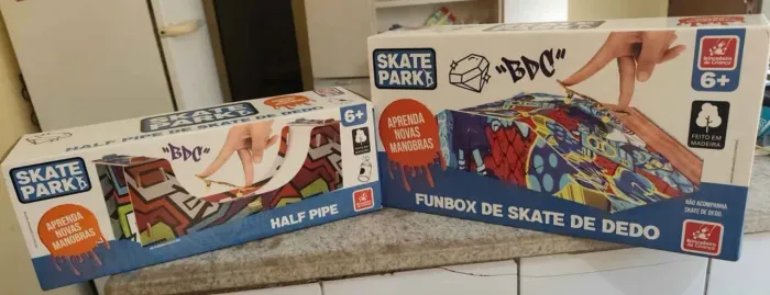 2 Pistas de skate park de dedo em madeira.<br>Uma FunBox e uma Half Pipe...